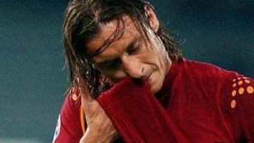 <b>MALA TEMPORADA.</B> Totti cierra su mediocre temporada con la ausencia en la convocatoria de la selección.