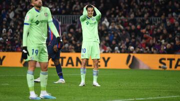 Borja y Ünal se lamentan tras perder una ocasión en el partido de ida en el Camp Nou.