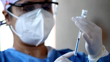 A nurse prepares a dose of the Pfizer-BioNTech vaccine against COVID-19 at the vaccination center set up at the Cabanas Institute in Guadalajara, Jalisco state, Mexico, on March 21, 2021. (Photo by Ulises Ruiz / AFP)