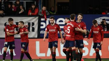 PAMPLONA, 04/01/2024.- Los jugadores de Osasuna celebran el gol del delantero croata Ante Budimir ante el Almería, durante el partido de la jornada 19 de LaLiga EA Sports que se disputa este jueves en el estadio del Sadar, en Pamplona. EFE/ Jesús Diges
