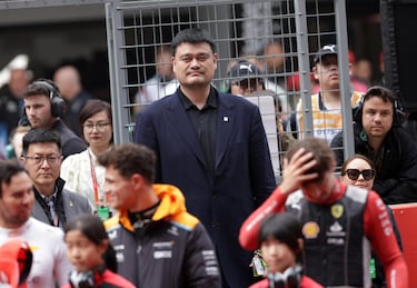 La exestrella china de baloncesto Yao Ming se acercó a ver la carrera en Shanghái. Difícil pasar desapercibido con su gran altura.