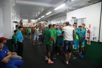 El Chapecoense realizó hoy su presentación oficial para la próxima temporada, en la que ha participado uno de los jugadores sobrevivientes al accidente aéreo que se cobró la vida de 71 personas, el zaguero Hélio Zampier Neto, quien ha compartido sus experiencias con los componentes de la renovada plantilla. 