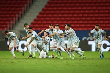 El encuentro terminó 1-1 tras los noventa minutos. Lautaro Martínez y Luis Díaz anotaron y la clasificación se definió desde los once pasos. Los de Scaloni se impusieron 3-2 y ahora jugarán la final ante Brasil. 