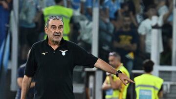 Sarri dirige a sus jugadores en un partido de la Lazio.
