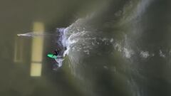 Un surfista surfeando la ola artificial de ArtWave, en Finlandia.