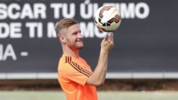 "Hay una petición del Madrid y otra del Barça por Mustafi"