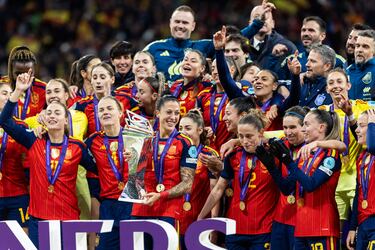 Jenni Hermoso levanta el trofeo de campeonas.