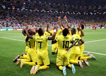 Jugadores ecuatorianos celebran el primer gol de Enner Valencia durante el encuentro del Grupo A del Mundial de Qatar 2022 entre Qatar - Ecuador.