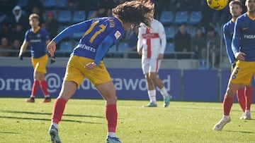 Álex Calvo remata de cabeza durante el Andorra - Huesca.