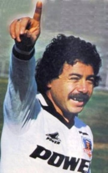 Colo Colo: Carlos Caszely anotó 208 veces con la camiseta del Cacique y fue pieza clave en los cinco títulos locales, además de las tres Copa Chile que ganó junto a los albos. 