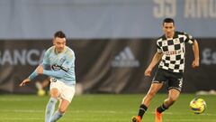 Iago Aspas golpea el balón durante el partido amistoso contra el Boavista.