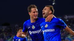 GETAFE (MADRID), 28/08/2023.- El delantero del Getafe Borja Mayoral (d) celebra con Juan Latasa tras marcar ante el Alavés, durante el partido de LaLiga que disputan este lunes Getafe CF y Deportivo Alavés en el Coliseum Alfonso Pérez. EFE/Fernando Alvarado
