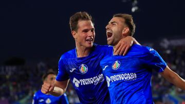 GETAFE (MADRID), 28/08/2023.- El delantero del Getafe Borja Mayoral (d) celebra con Juan Latasa tras marcar ante el Alavés, durante el partido de LaLiga que disputan este lunes Getafe CF y Deportivo Alavés en el Coliseum Alfonso Pérez. EFE/Fernando Alvarado
