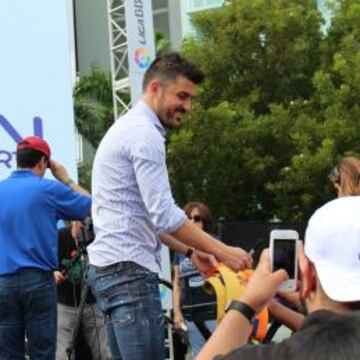 Villa, firmando autógrafos.