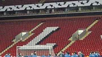 <b>CHARLA EN ANFIELD. </b>Irureta arengó a los suyos para tratar de doblegar hoy al Liverpool.