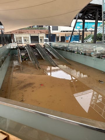 Los graves efectos de la DANA en el Centro Comercial Bonaire, en Aldaya.