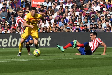 Robert Lewandowski, delantero del Barcelona se escapa con el balón ante la presión de Correa y Savic del Atleti. El central se rompió un dedo del pie en el partido.
