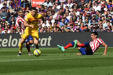 Robert Lewandowski, delantero del Barcelona se escapa con el balón ante la presión de Correa y Savic del Atleti. El central se rompió un dedo del pie en el partido.
