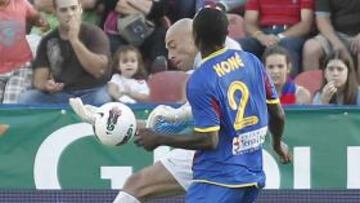 <b>POLÉMICA.</b> Caballero, en la acción que le costó la tarjeta roja.