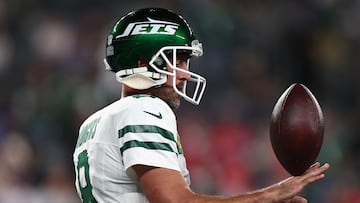 EAST RUTHERFORD, NEW JERSEY - SEPTEMBER 11: Quarterback Aaron Rodgers #8 of the New York Jets warms up before the NFL game against the Buffalo Bills at MetLife Stadium on September 11, 2023 in East Rutherford, New Jersey.   Elsa/Getty Images/AFP (Photo by ELSA / GETTY IMAGES NORTH AMERICA / Getty Images via AFP)