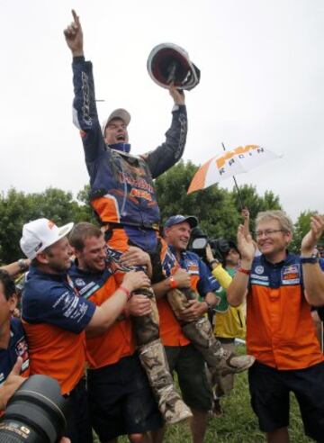 REFILE- CLARIFYING RALLY EDITION
KTM rider Marc Coma of Spain celebrates after winning the seventh South American edition of the Dakar Rally 2015 in Buenos Aires, after the 13th stage of the Dakar Rally 2015 from Rosario to Buenos Aires January 17, 2015.  REUTERS/Jean-Paul Pelissier (ARGENTINA - Tags: SPORT MOTORSPORT)