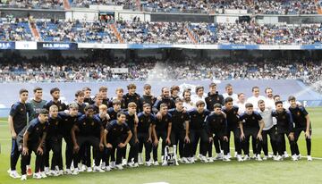 El juvenil del Real Madrid campeón de Copa del Rey ofrece el trofeo a la afición. 
 