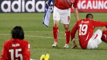 <b>DECEPCIÓN SUIZA. </b>Frei, capitán helvético, intentaba consolar a sus compañeros al final del partido tras caer eliminados.
