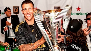 El espa?ol Cristian Tello con el t¨ªtulo de la MLS Cup conquistado con Los ?ngeles FC.