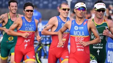 Mario Mola liderando el triatlón en de Edmonton.