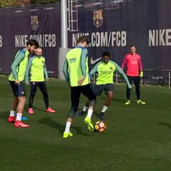 Iniesta vuelve a entrenarse con el grupo tras ganar al Atleti