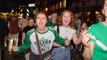 Aficionadas de los Celtics celebran en las calles de Boston el título de su equipo. 