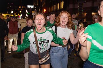 Aficionadas de los Celtics celebran en las calles de Boston el título de su equipo. 