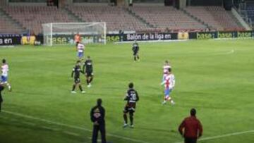 <b>SIN PÚBLICO. </b>Los 30 minutos que faltaban se jugaron a puerta cerrada y los aficionados se reunieron en bares y otros establecimientos.