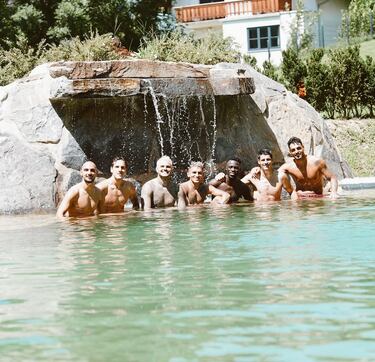 Vinicius Jr hits the beach with friends: the rich and famous on vacation