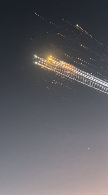 Bolas de luz anaranjadas vuelan por el cielo mientras se avistan restos de un cohete SpaceX lanzado desde Texas sobre las Islas Turcas y Caicos, en esta captura de pantalla obtenida de un video publicado en redes sociales.