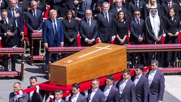 Varias personas llevan el féretro durante el funeral del Papa, en la plaza de San Pedro, a 26 de abril de 2025, en Ciudad del Vaticano. El Papa Francisco I, fallecido el 21 de abril a los 88 años, ha sido velado por unas 250.000 personas en la Basílica de San Pedro durante 3 días y hoy se celebra la misa funeral. Posteriormente, se efectúa el recorrido que acompaña al féretro hasta la Basílica de Santa María la Mayor, donde será enterrado el Pontífice.
26 ABRIL 2025;FUNERAL;ENTIERRO;PAPA;BASÍLICA;CORTEJO FÚNEBRE;
Stefano Spaziani / Europa Press
26/04/2025