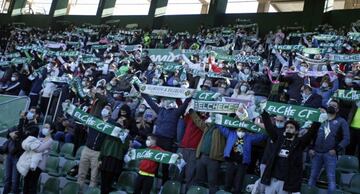 Los aficionados del Elche, durante el partido ante el Villarreal.