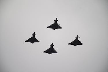 Aviones de combate Eurofighter Typhoon de la Fuerza Aérea Española vuelan durante el desfile del 12 de octubre en el día de la Hispanidad 2025.