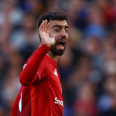 Why is Bruno Fernandes not playing for Manchester United against Fenerbahçe in the Europa League?