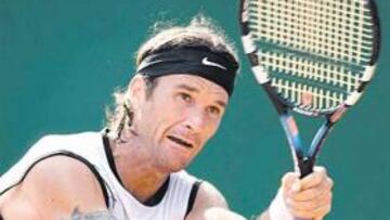 <b>POR FUERZA. </b>Carlos Moyá no tuvo un debut fácil en Barcelona y tuvo que darle duro al finés Nieminen.