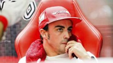 Fernando Alonso, en el box de Ferrari en el circuito de Sepang.