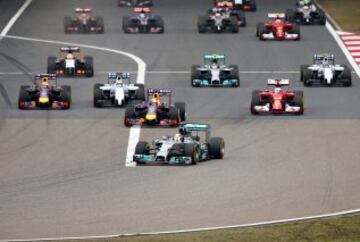 Lewis Hamilton entra en la primera curva. 