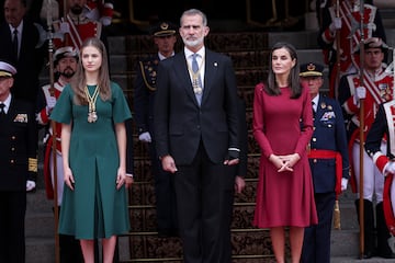 La princesa de Asturias Leonor, el Rey Felipe VI de España y la Reina Letizia de España observan un desfile militar después de la solemne inauguración de la 15ª legislatura en el Parlamento español el 29 de noviembre de 2023 en Madrid, España. 