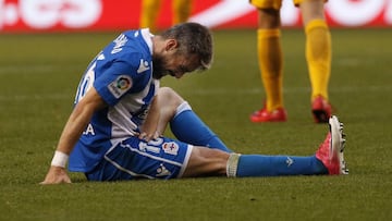 Luisinho, justo en el momento de su lesión en el partido de Riazor ante el Atlético.