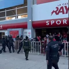 Barra de Necaxa se agarra a golpes con afición de Atlas