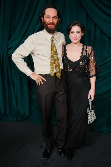Josh Safdie y Sara Rossein posan en la alfombra roja de la cena anual Pre-Oscar celebrada en Beverly Hills.