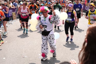 Participantes disfrazados durante la maratón de Londres la cual se celebra anualmente desde 1981 se celebra anualmente desde 1981 en la capital de Reino Unido.