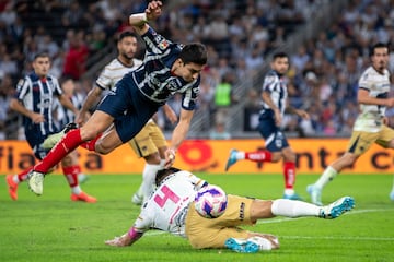 AME374. MONTERREY (MÉXICO), 23/10/2024.- Stefan Medina (i) de Monterrey disputa el balón con Lisandro Magallan de Pumas, este miércoles durante un partido de la jornada 13 del Torneo Apertura 2024, disputado en el estadio BBVA de Monterrey (México). EFE/ Miguel Sierra
