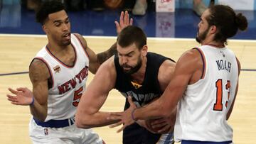 Marc Gasol protege el bal&oacute;n ante la defensa de Courtney Lee y Joakim Noah.