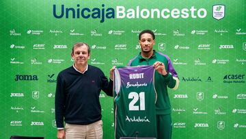 Rubit, presentado, junto al director deportivo Juanma Rodríguez.